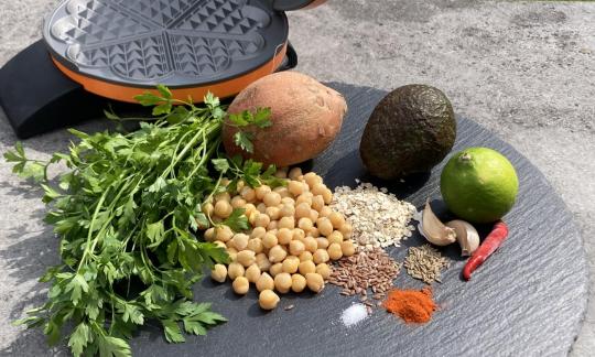 Foto bereitgestellter Zutaten für die "Falafel-Waffeln mit Guacamole".
