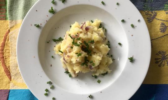 Ready-made "parsnip-potato puree" on a white plate.
