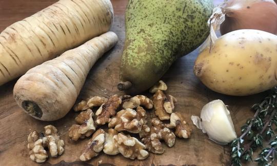 Preparing the ingredients for the "Parsnip soup with pear, thyme and walnuts".