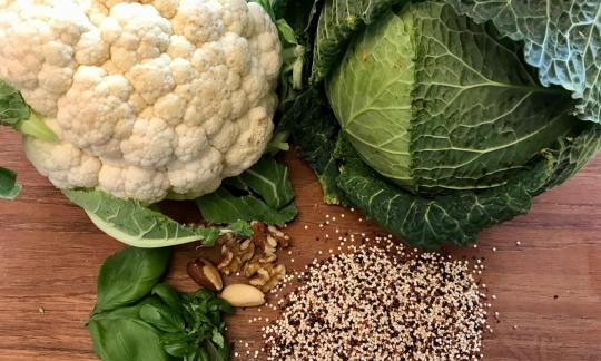 Ingredientes para los «rollitos de col de Saboya rellenos de quinua, coliflor y nueces».