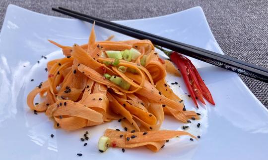Bild vom fertigen "Japanischen Karottensalat" auf weissem Teller.
