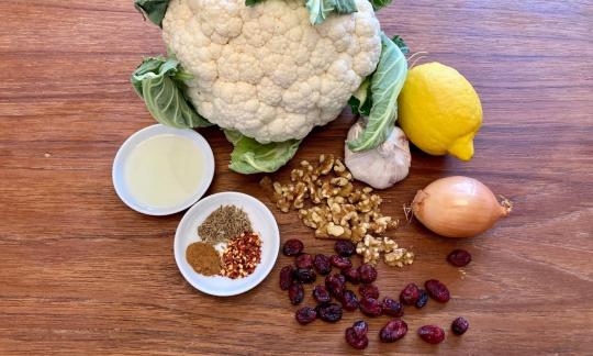 Bereitgestellte Zutaten für den "Orientalischen Blumenkohl mit Kreuzkümmel und Cranberries".
