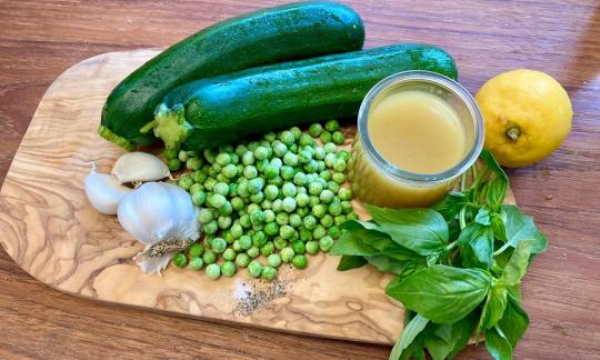 Bereitgestellte Zutaten für die "Fettfreie Zucchinisuppe mit Erbsen und Basilikum".