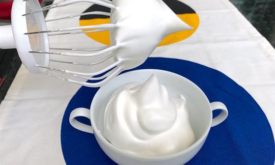 Приготовление "Веганских безе с использованием аквафабы", здесь свежевзбитая аквафаба заменяет яйцо.