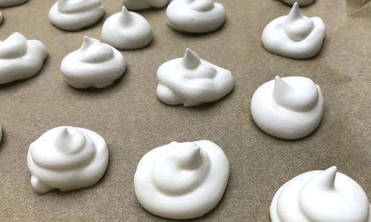 Приготовление "Веганских безе с использованием аквафабы", подготовленные безе перед запеканием.