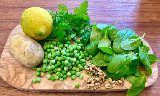Vorbereitete Zutaten für die "Grüne Erbsensuppe mit Blattspinat, Petersilie und Walnuss".