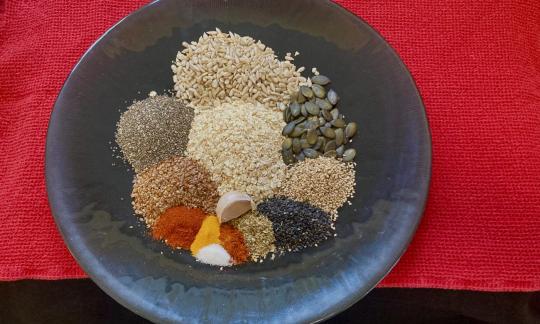 Bild der vorbereiteten Zutaten mit Ausnahme von Wasser für die "Mehrkorn-Seed-Cracker".