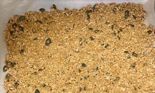 Bild der ausgerollten Masse für die "Mehrkorn-Seed-Cracker" - bereit für den Ofen.