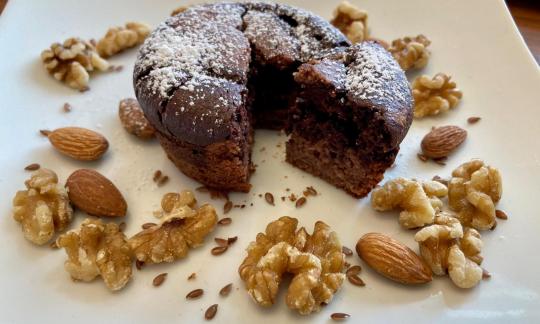 Imagen de una «Magdalena de mármol veganas, sin aceite ni gluten» partida.