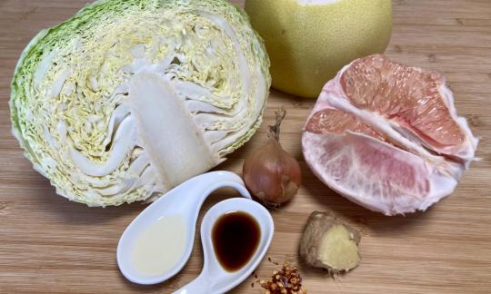Bild bereitgestellter Zutaten für den "Gebratenen Wirsing mit Pomelo und Ingwer".
