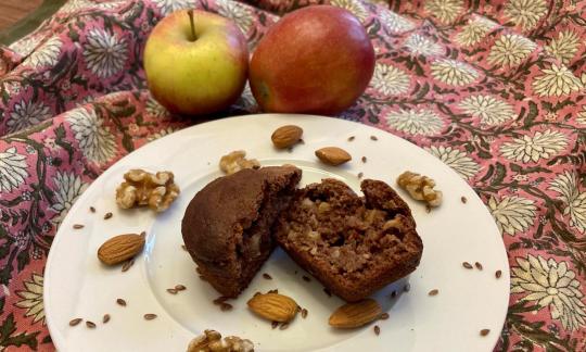 Rezeptbild der "Vegane öl- und glutenfreie Apfel-Nuss-Muffins", halbiert auf weissem Teller.