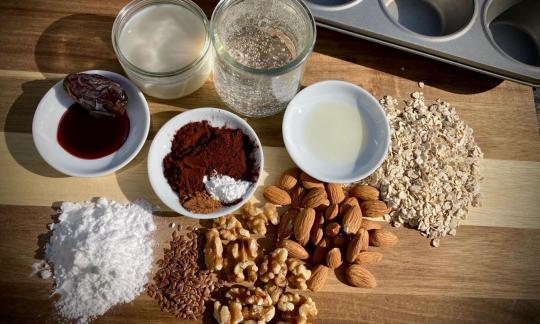 Ingredientes preparados para las «Magdalenas de mármol veganas, sin aceite ni gluten».