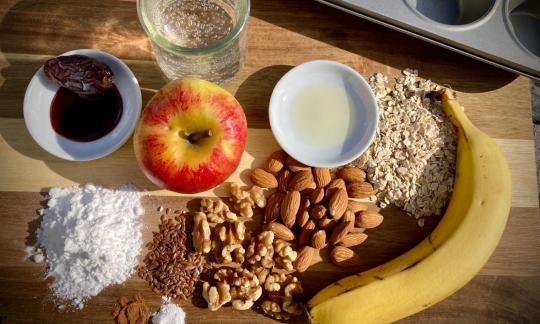 Vorbereitete Zutaten für die "Veganen öl- und glutenfreien Apfel-Nuss-Muffins".