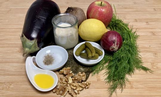 Foto bereitgestellter Zutaten für den veganen "Heringssalat" mit Aubergine, Apfel und Walnüssen.
