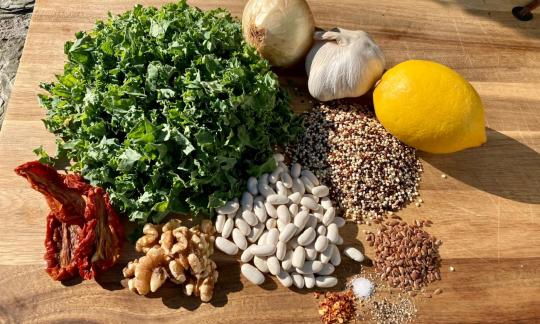 Подготовленные ингредиенты для «Белой фасоли с капустой кале, вялеными томатами и киноа».