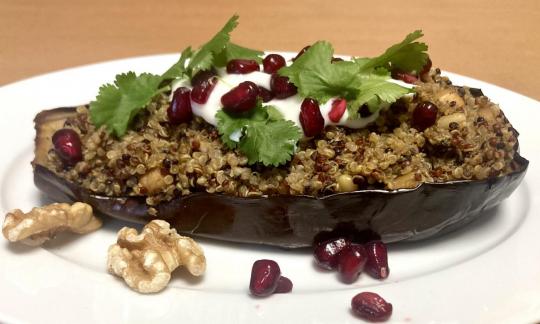 Rezeptbild "Gefüllte Aubergine mit Quinoa, Nüssen und Cranberries und veganem Joghurt".