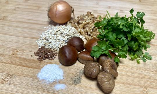 Foto bereitgestellter Zutaten für die "Maronen-Knödel mit Haferflocken, Walnüssen und Petersilie".