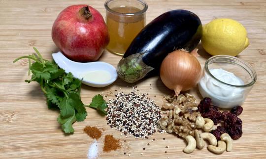 Bereitgestellte Zutaten für "Gefüllte Aubergine mit Quinoa, Nüssen und Cranberries mit Sojajoghurt".