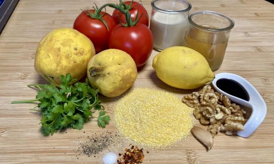 Rezeptbild der bereitgestellten Zutaten für die "Quittenpolenta mit frischer Tomatensauce".