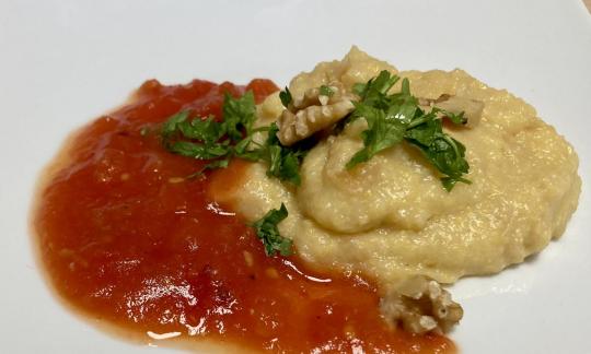 Rezeptbild Quittenpolenta mit frischer Tomatensauce, Petersilie und Walnüssen
