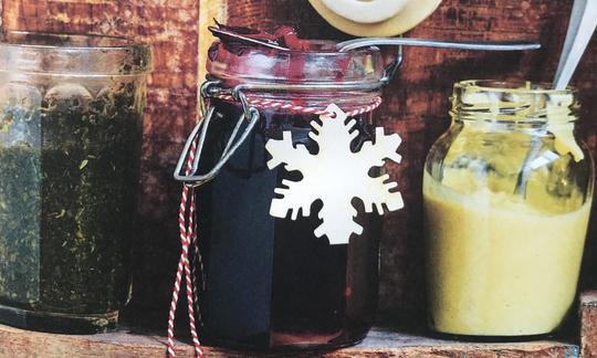 Rezeptbild "Cranberry-Orangen-Sauce" für "Festlichen Nusskranz" aus "Vegan Christmas", S. 113