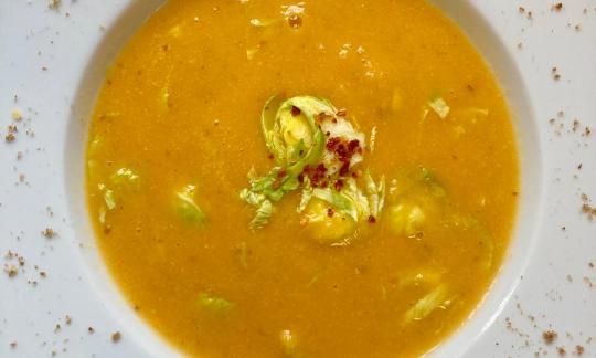 Vogelperspektive von der "Ölfreien Süsskartoffelsuppe mit Rosenkohlscheibchen" in weissem Teller.