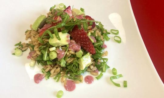 Imagen de la receta de “ensalada afrutada de Kamut con rúcula y fresas” preparada.