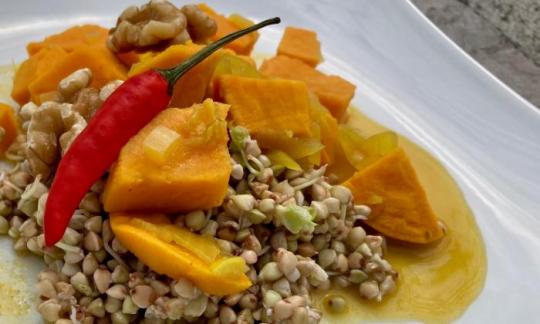 Фото рецепта «Карри из батата с пророщенной гречкой», подается на белой тарелке.