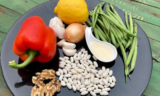 Vorbereitete Zutaten für den "ölfreien Gemüsesalat aus zweierlei Bohnen und Paprika".