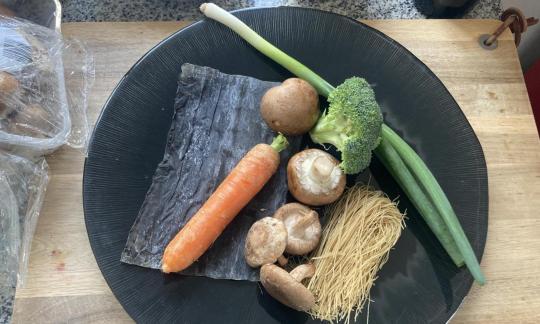 Imagen de los ingredientes proporcionados para "Kombu Dashi con hongos shiitake, zanahoria y fideos".