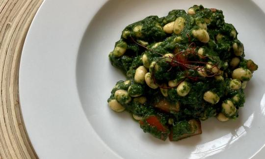 Imagen de la receta de "Soja con espinacas al estilo indio" preparada en un plato blanco.