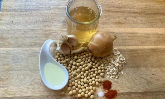 Imagen de los ingredientes proporcionados para "Empanadas de soja con avena, cebolla y ajo".