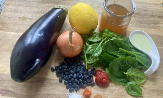 Imagen de los ingredientes proporcionados para los “frijoles negros picantes con berenjenas y espinacas tiernas”.