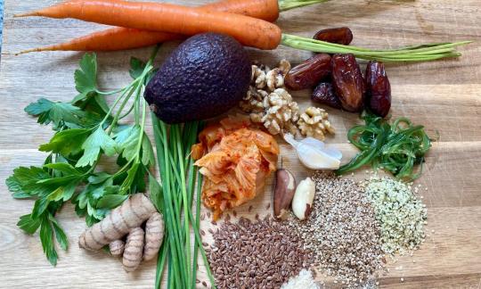 Ингредиенты для «Эрб-микс дайкон-кимчи» на деревянной доске.