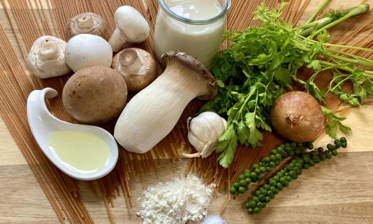 Spaghetti mushroom pan with fresh green pepper