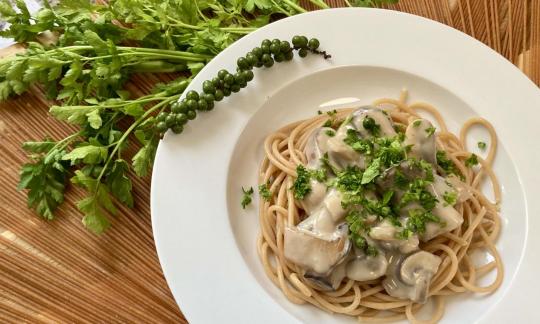 Spaghetti mushroom pan with fresh green pepper