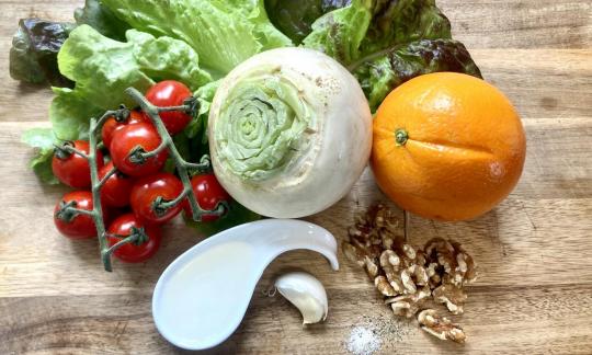 Bild vorbereiteter Zutaten für den "Gemischten Salat mit Mairübchen und ölfreier Vinaigrette".