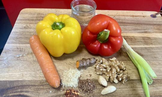 Bereitgestellte Zutaten für die "Roh-vegane Paprikasuppe mit Karotte und Kurkuma".