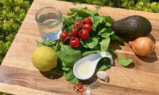 Bild bereitgestellter Zutaten für die "Roh-vegane Spinatsuppe mit Avocado".