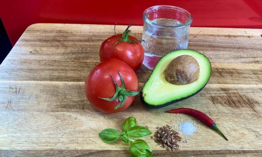 Bild bereitgestellter Zutaten für die "Feurige roh-vegane Tomatensuppe".