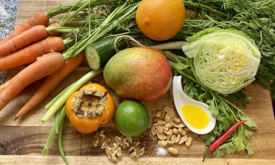Bild bereitgestellter Zutaten für den "Asiatischen Salat mit Mango und Karotten".