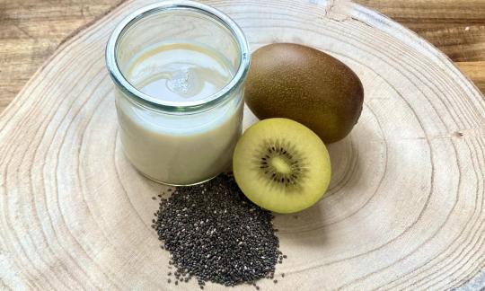 Bild bereitgestellter Zutaten für den "Roh-veganen Chiapudding mit Kiwi-Coulis".