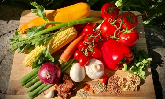 Imagen de los ingredientes listos para el «Chili crudivegano saludable y sin aceite».