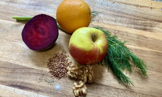 Foto degli ingredienti preparati per l'“Insalata di barbabietola sana e senza olio con mela”.
