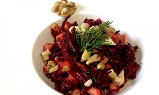 Foto del preparato “Insalata di barbabietola sana e senza olio con mela” in una ciotola.