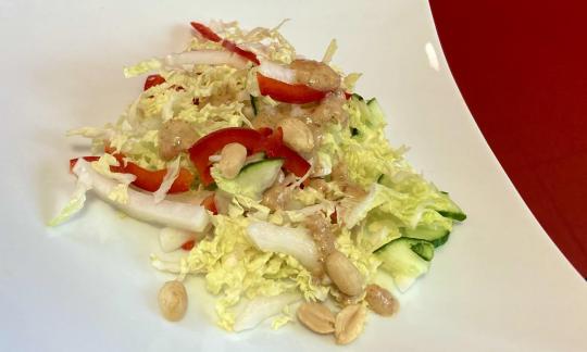 Rezeptbild vom angerichteten "Roh-veganen Chinakohlsalat mit cremigem Erdnussdressing".