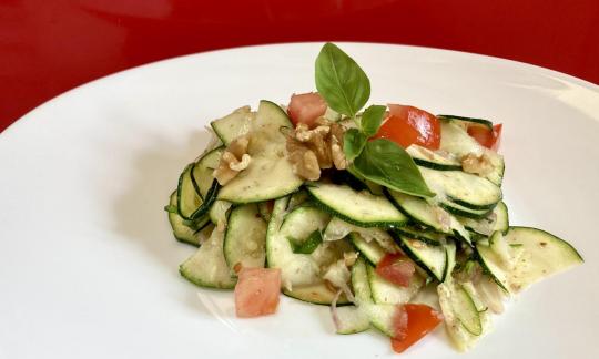 Rezeptbild vom angerichteten "Roh-veganen, ölfreien Zucchinisalat mit Tomate und Basilikum".