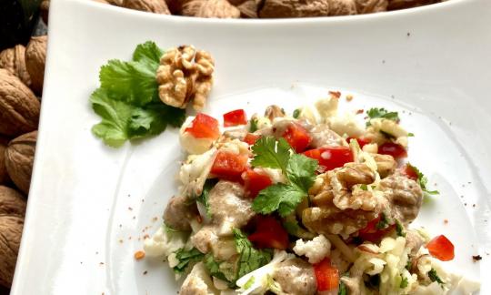 Rezeptbild vom angerichteten "rohen Blumenkohlsalat mit Curry, Apfel, Walnuss und Koriander".