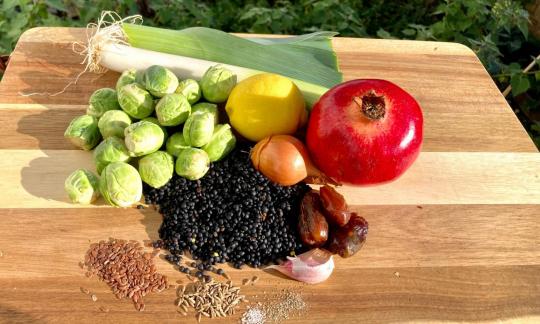 Imagen de ingredientes proporcionada para las “Coles de Bruselas orientales con lentejas y granada”.