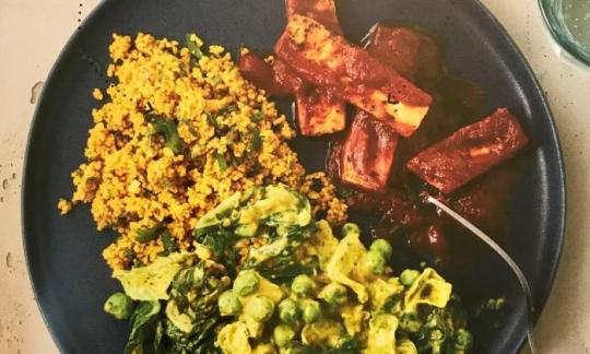 Image "Greens with peas and coriander-ginger sauce" from "Goodbye vegan cliché! The cookbook", p. 181.